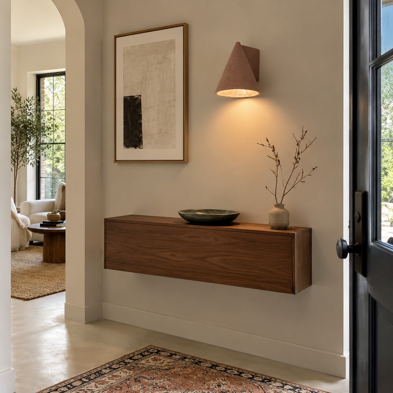 Lage notenhouten console geplaatst onder een baksteenrode betonnen wandlamp.