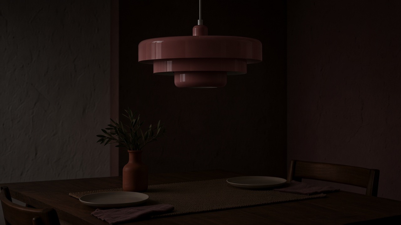 Lampadario a sospensione rosa a tre livelli sopra un tavolo da pranzo.