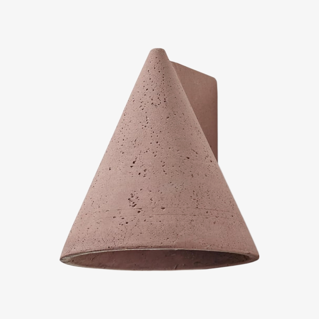 Baksteenrode conische betonnen wandlamp op witte achtergrond