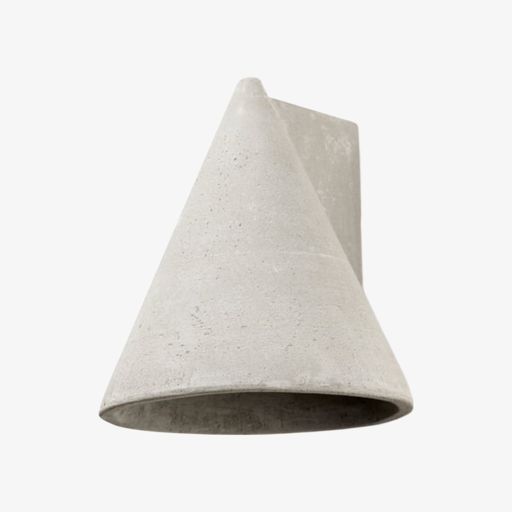 Grijze conische betonnen wandlamp op witte achtergrond
