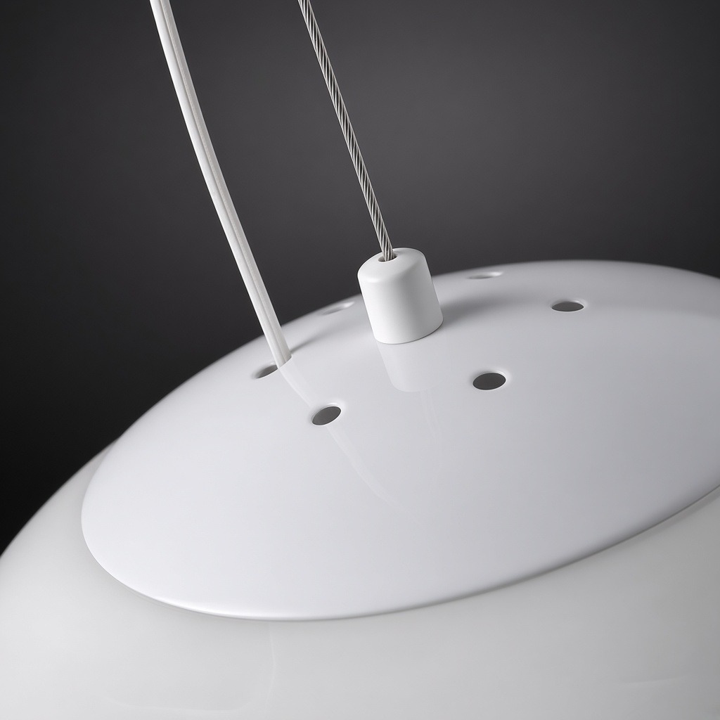 Primer plano de la tapa superior blanca, el cable de acero y los orificios de ventilación.