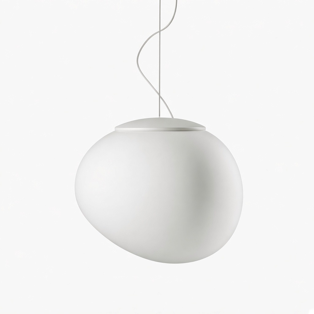 Colgante de guijarro de cristal blanco de 47 cm de diámetro sobre fondo blanco.