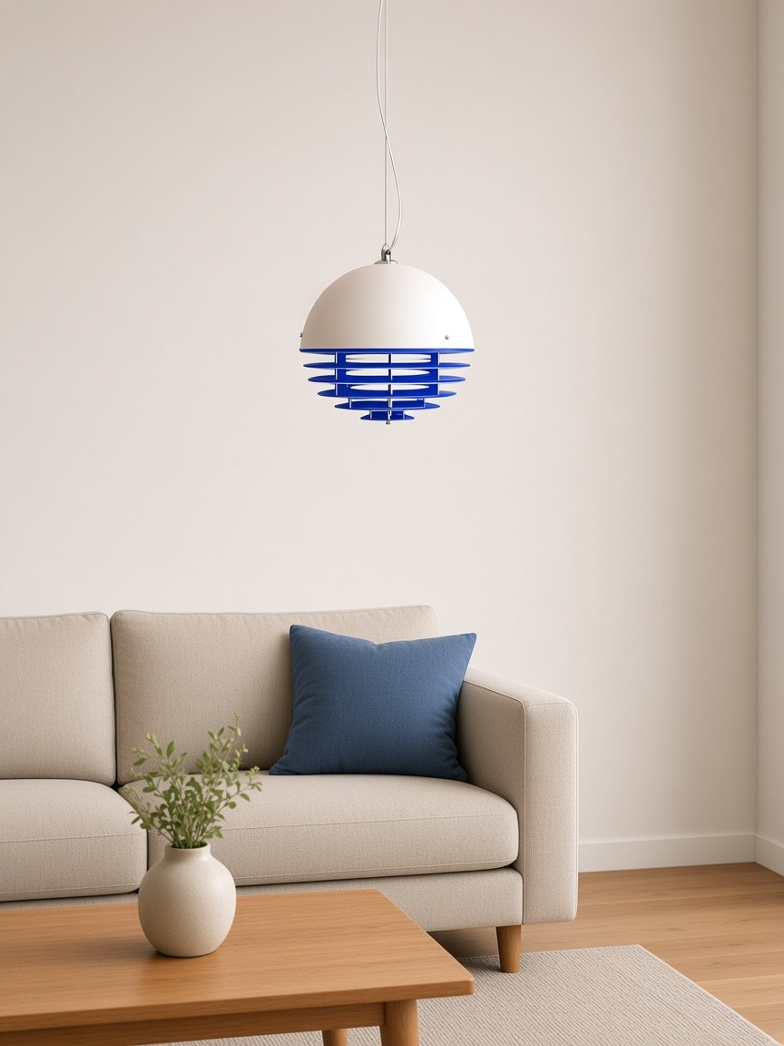 Lámpara de capas blanco y azul Klein en el salón