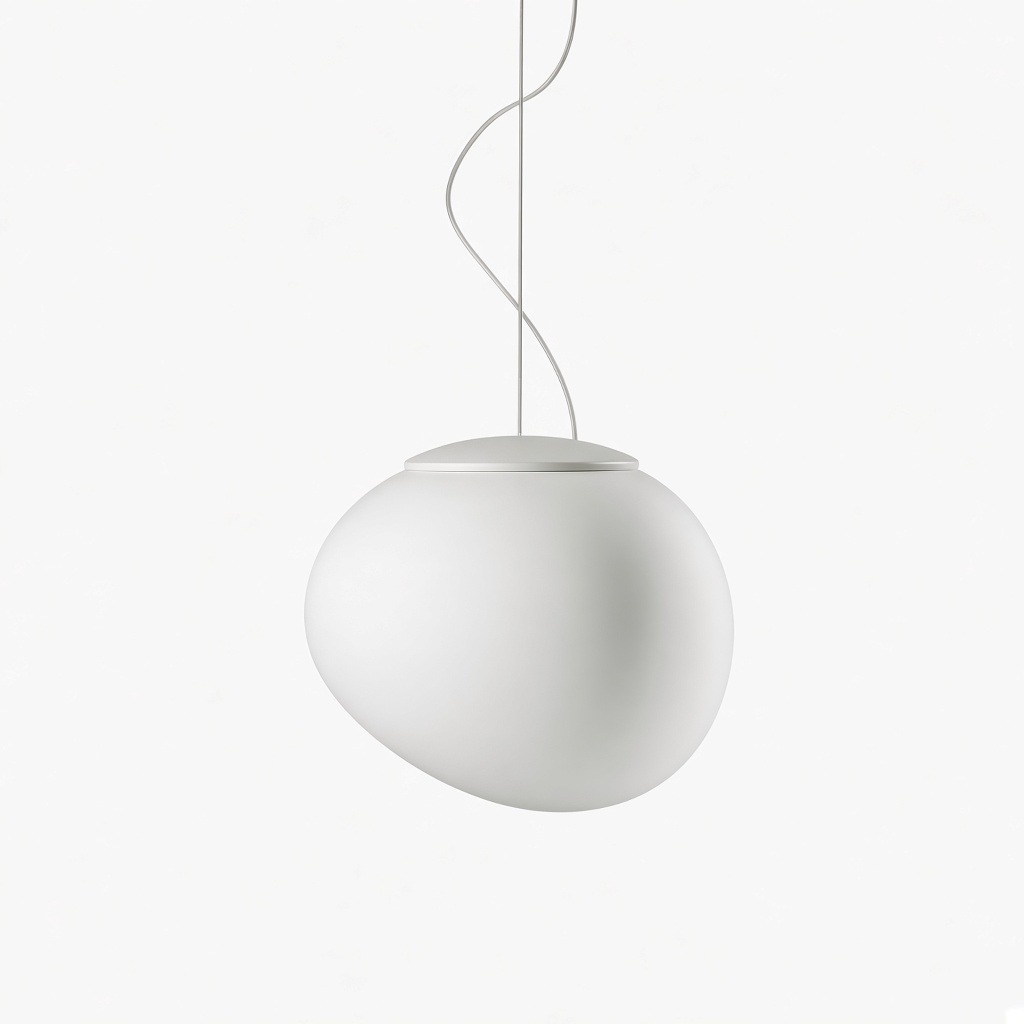 Colgante de guijarro de cristal blanco de 15 cm de diámetro sobre fondo blanco.