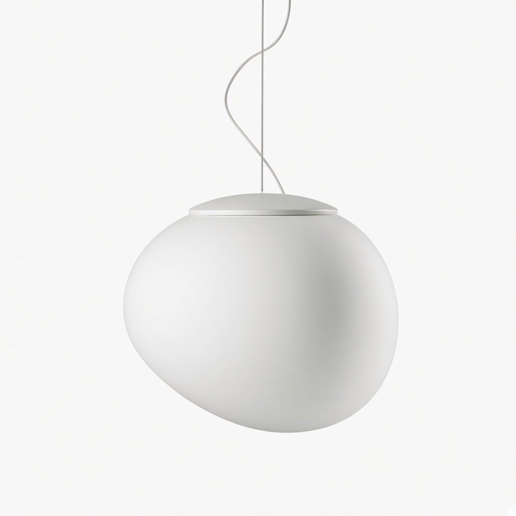 Colgante de guijarro de cristal blanco de 31 cm de diámetro sobre fondo blanco.