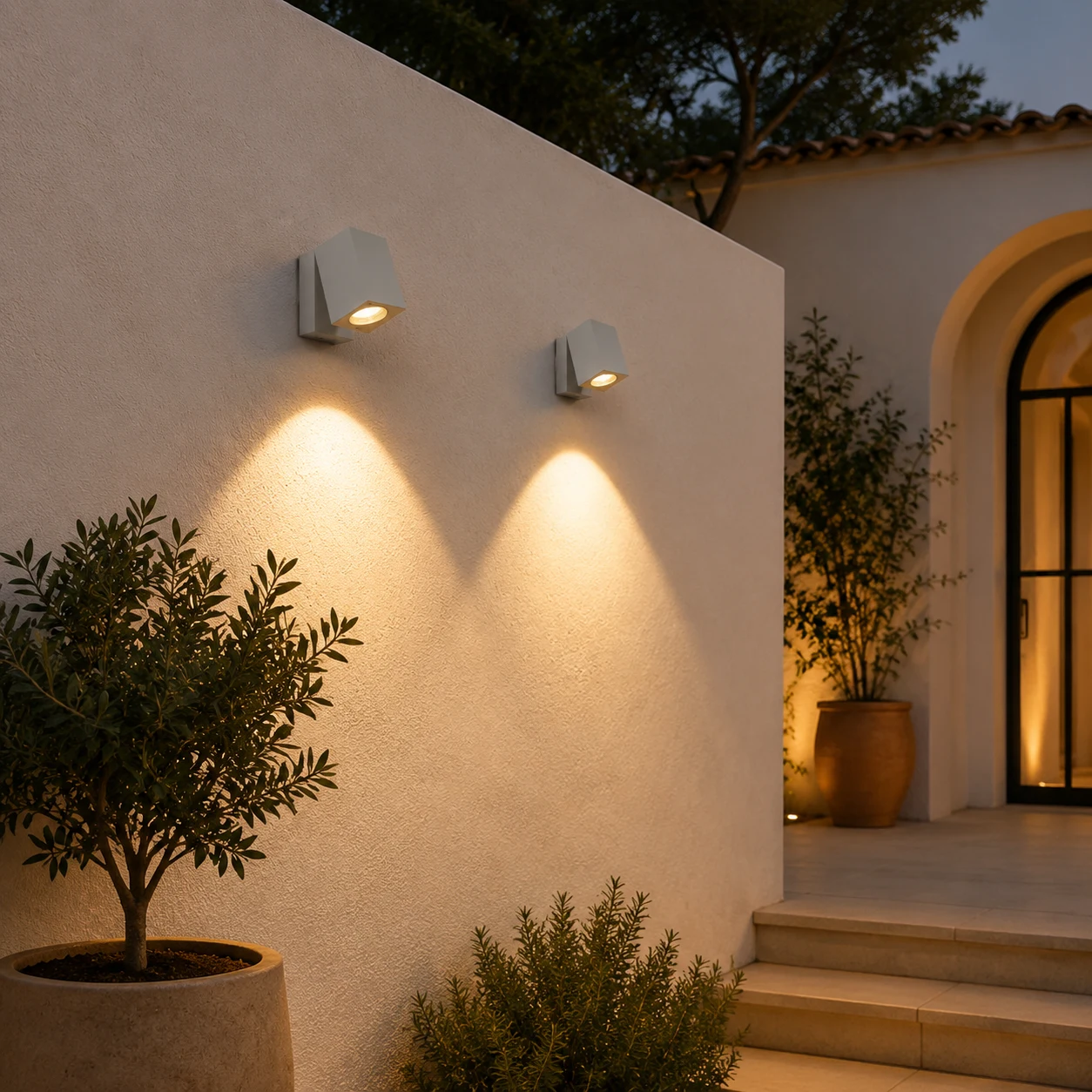 Aplique de pared exterior regulable Avelo en una pared de patio española.