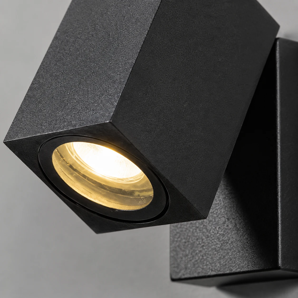 Detalle de la lente LED Avelo negra