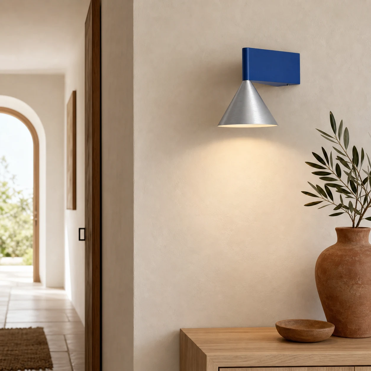 Geometryczna lampa ścienna Avelo do śródziemnomorskiego korytarza z ciepłym światłem o temperaturze 3000 K