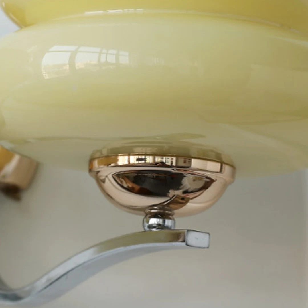 Verbindung aus poliertem Metall und gebogener Arm